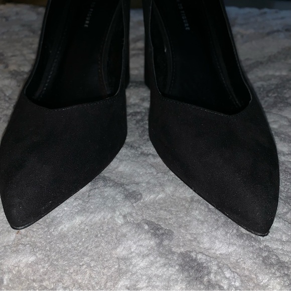 Fashion to Figure Black Pointed Toe Block Heels - Picture 4 of 9